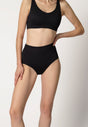 Vorderansicht von einem Damen-Model, das HU black mikrofaser Taillien Slip trägt