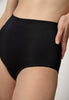 Nahaufnahme von einem Damen-Model, das HU black mikrofaser Taillien Slip trägt