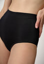 Nahaufnahme von einem Damen-Model, das HU black mikrofaser Taillien Slip trägt