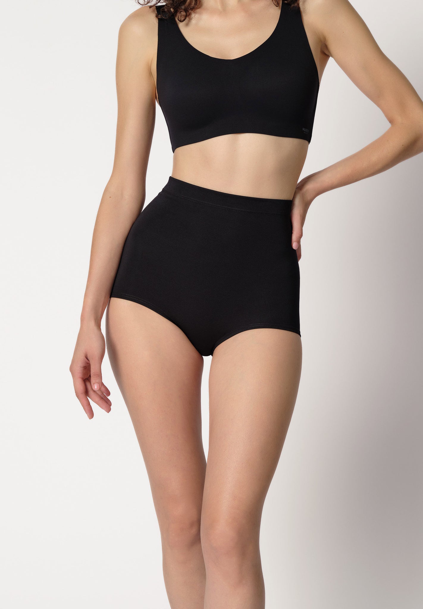 Vorderansicht von einem Damen-Model, das HU black mikrofaser Taillien Pants trägt
