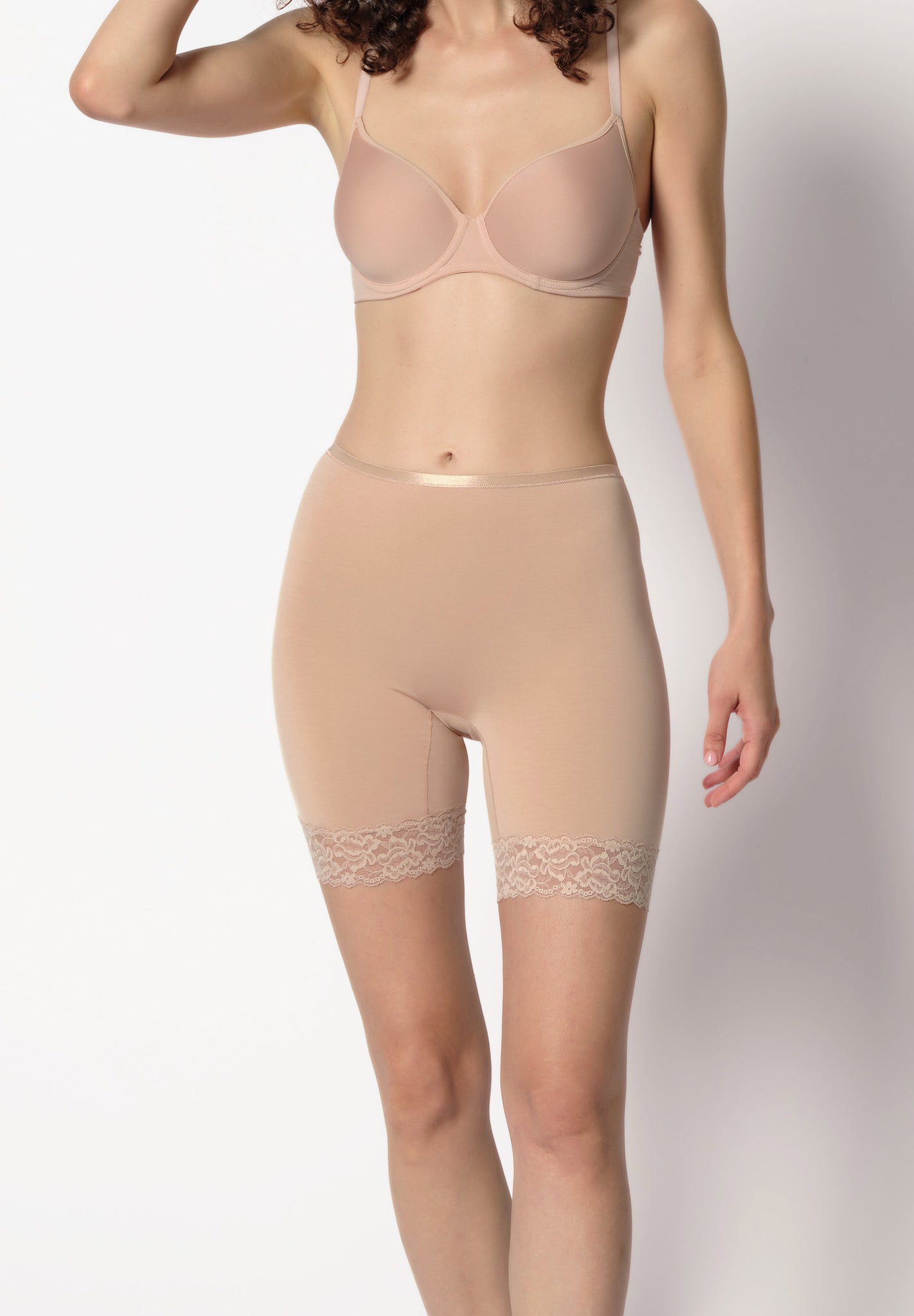 Vorderansicht von einem Damen-Model, das HU nude modal/viskose/tencel Pants langes Bein trägt
