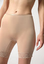 Nahaufnahme von einem Damen-Model, das HU nude modal/viskose/tencel Pants langes Bein trägt