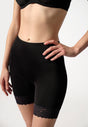 Nahaufnahme von einem Damen-Model, das HU black modal/viskose/tencel Pants langes Bein trägt