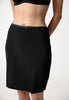 Nahaufnahme von einem Damen-Model, das HU black modal/viskose/tencel Unterrock trägt