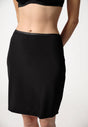 Nahaufnahme von einem Damen-Model, das HU black modal/viskose/tencel Unterrock trägt
