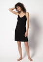 Vorderansicht von einem Damen-Model, das HU black modal/viskose/tencel Unterkleid trägt