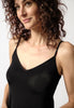 Nahaufnahme von einem Damen-Model, das HU black modal/viskose/tencel Unterkleid trägt