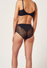 Rückansicht von einem Damen-Model, das HU black mikrofaser Maxi Slip trägt
