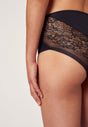 Nahaufnahme von einem Damen-Model, das HU black mikrofaser Maxi Slip trägt