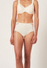 Vorderansicht von einem Damen-Model, das HU whisper white mikrofaser Maxi Slip trägt