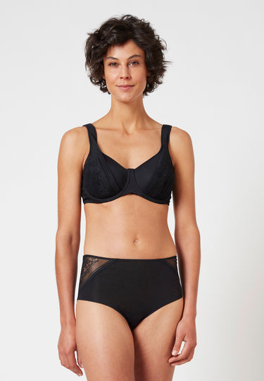 Vorderansicht von einem Damen-Model, das HU black mikrofaser Minimizer BH trägt