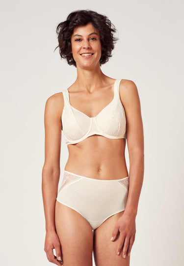 Vorderansicht von einem Damen-Model, das HU whisper white mikrofaser Minimizer BH trägt