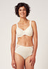 Vorderansicht von einem Damen-Model, das HU whisper white mikrofaser Minimizer BH trägt