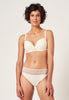 Vorderansicht von einem Damen-Model, das HU whisper white mikrofaser Schalen BH trägt