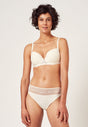 Vorderansicht von einem Damen-Model, das HU whisper white mikrofaser Schalen BH trägt