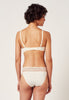 Rückansicht von einem Damen-Model, das HU whisper white mikrofaser Schalen BH trägt