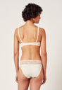 Rückansicht von einem Damen-Model, das HU whisper white mikrofaser Schalen BH trägt