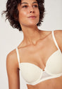 Nahaufnahme von einem Damen-Model, das HU whisper white mikrofaser Schalen BH trägt
