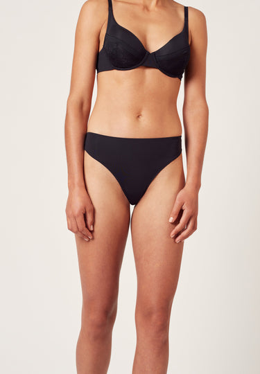 Vorderansicht von einem Damen-Model, das HU black mikrofaser String trägt