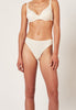 Vorderansicht von einem Damen-Model, das HU whisper white mikrofaser String trägt