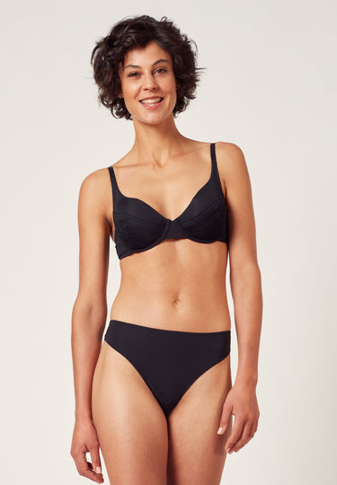Vorderansicht von einem Damen-Model, das HU black mikrofaser Bügel BH trägt