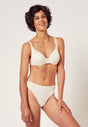 Vorderansicht von einem Damen-Model, das HU whisper white mikrofaser Bügel BH trägt