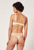 Rückansicht von einem Damen-Model, das HU whisper white mikrofaser Bügel BH trägt
