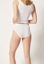 Rückansicht von einem Damen-Model, das HU white modal/viskose/tencel Rio Slip trägt