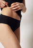 Nahaufnahme von einem Damen-Model, das HU black modal/viskose/tencel Rio Slip trägt