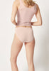 Rückansicht von einem Damen-Model, das HU dusty rose modal/viskose/tencel Rio Slip trägt