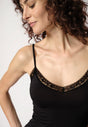 Nahaufnahme von einem Damen-Model, das HU black modal/viskose/tencel Spaghetti Top trägt