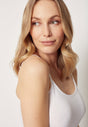 Nahaufnahme von einem Damen-Model, das HU white modal/viskose/tencel Spaghetti Top trägt