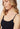 Nahaufnahme von einem Damen-Model, das HU black modal/viskose/tencel Spaghetti Top trägt