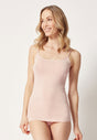 Vorderansicht von einem Damen-Model, das HU dusty rose modal/viskose/tencel Spaghetti Top trägt