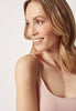 Nahaufnahme von einem Damen-Model, das HU dusty rose modal/viskose/tencel Spaghetti Top trägt