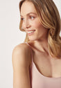 Nahaufnahme von einem Damen-Model, das HU dusty rose modal/viskose/tencel Spaghetti Top trägt