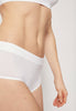 Nahaufnahme von einem Damen-Model, das HU white modal/viskose/tencel Panty trägt
