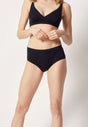 Vorderansicht von einem Damen-Model, das HU black modal/viskose/tencel Panty trägt