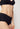 Nahaufnahme von einem Damen-Model, das HU black modal/viskose/tencel Panty trägt