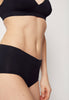 Nahaufnahme von einem Damen-Model, das HU black modal/viskose/tencel Panty trägt