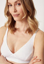 Nahaufnahme von einem Damen-Model, das HU white modal/viskose/tencel Soft BH trägt