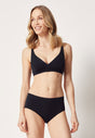Vorderansicht von einem Damen-Model, das HU black modal/viskose/tencel Soft BH trägt