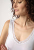 Nahaufnahme von einem Damen-Model, das HU white modal/viskose/tencel Tanktop trägt