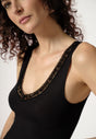 Nahaufnahme von einem Damen-Model, das HU black modal/viskose/tencel Tanktop trägt