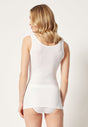 Rückansicht von einem Damen-Model, das HU white modal/viskose/tencel Tanktop trägt