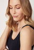 Nahaufnahme von einem Damen-Model, das HU black modal/viskose/tencel Tanktop trägt