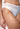 Nahaufnahme von einem Damen-Model, das HU white mikrofaser Rio Slip trägt