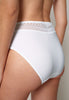 Nahaufnahme von einem Damen-Model, das HU white mikrofaser Maxi Slip trägt