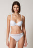 Vorderansicht von einem Damen-Model, das HU white mikrofaser Push-up BH trägt