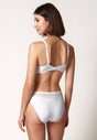 Rückansicht von einem Damen-Model, das HU white mikrofaser Push-up BH trägt